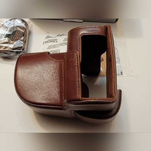 MegaGear MG1551 Ever Ready Genuine Leather Camera Case for Fujifilm X-T3 - Picture 8 of 15